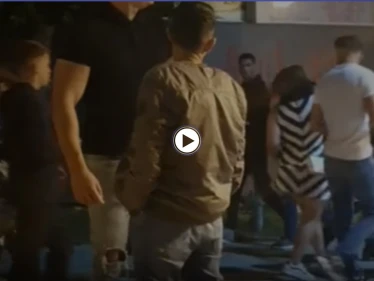 بطريقة غير أخلاقية تبعها وسط طريق عام وجرّ ثوبها.. حادثة "تحرش" تستفز الأمن المغربي (فيديو)