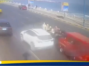 مشهد مروع.. ميكروباص يدهس عددا من المارة على كورنيش الإسكندرية بمصر (فيديو)