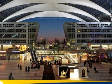 مطار ميونيخ يستأنف العمل بعد إغلاقه طوال الليل بسبب مسيرات مجهولة