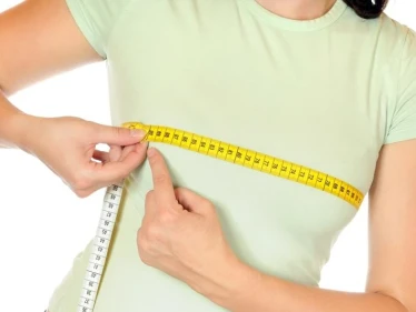 تجميل الصدر لدى النساء..الأسباب والأنواع والتكلفة مع المخاطر والآثار الجانبية
