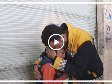 شاهد بالفيديو|| "خلوني شوف بابا".. لحظات مؤثرة بوداع أطفال لوالدهم المتطوع بالدفاع المدني قبل دفنه