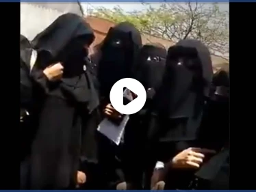 بالفيديو|| أستاذ جامعي يشتم طالبات في جامعة إب اليمنية.. وكاميرا توثق لحظة اعتقال الطلاب