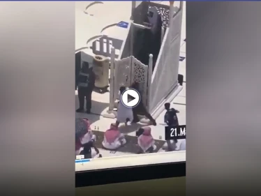 بالفيديو|| القبض على رجل اقتحم منبر الإمام في مكة المكرمة أثناء صلاة الجمعة
