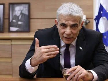 لابيد يكشف خطة إسرائيل للرد على استهداف سفينتها في بحر العرب