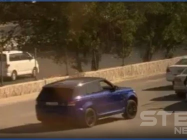 بالفيديو|| سائق سيارة يدهس رجلاً هاجمه بـ"ساطور" في أحد شوارع الكويت.. والسلطات تتحرك