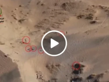 بالفيديو|| لحظة تطاير ٲشـلاء عناصر من ميليشيا الحوثي خلال استهدافٍ مدفعي للجيش اليمني جنوب مأرب