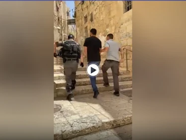 بالفيديو|| طفلة مقدسية تسأل عن "لعبتها" أثناء اعتقال القوات الإسرائيلية لوالدها.. والأب يجيب بـ "ابتسامة"