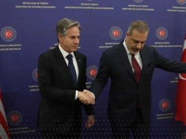 صحيفة تكشف لماذا رفض وزير خارجية تركيا معانقة بلينكن خلال لقائهما في أنقرة