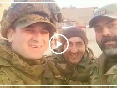 شاهد بالفيديو ||عناصر النظام السوري يستهزؤن من جندي روسي والنظام بطريقة ساخرة
