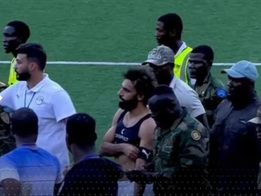 هل تعرض محمد صلاح لإصابة بعد اقتحام جماهير سيراليون.. مسؤول مصري يجيب