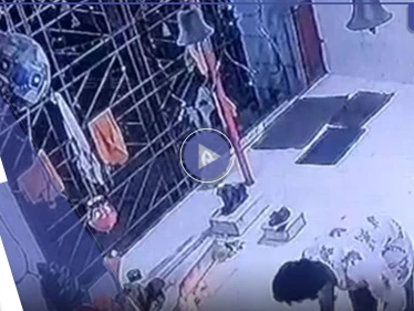 بالفيديو|| في حادثة طريفة.. لص يسرق صندوق التبرعات ويهرب به بعد تأديته الصلاة وكاميرا المراقبة تكشفه