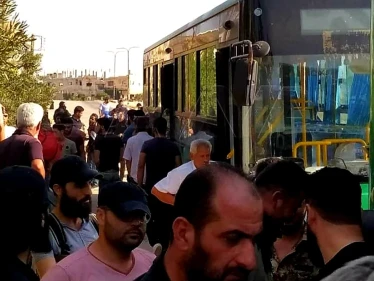 قافلة جديدة للمهجرين قسراً تنطلق من درعا والدفعة الأولى محتجزة لدى قوات المعارضة المدعومة تركيّاً