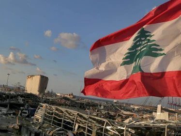 فرنسا والاتحاد الأوروبي يدرسان فرض عقوبات على ساسة لبنانيين.. والسبب