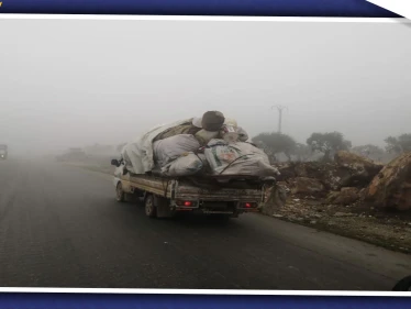 بالصور|| حركة نزوح جديدة من مدينة سراقب بريف إدلب