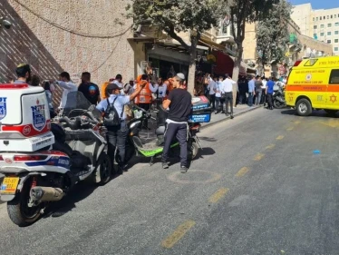 بالفيديو|| فلسطيني ينفّذ عملية طعن وسط القدس والشرطة الإسرائيلية تفتح عليه النار