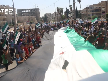 مظاهرة في مدينة إدلب ضد نظام الأسد وتاكيداً على استمرار الحراك السلمي للثورة السورية
