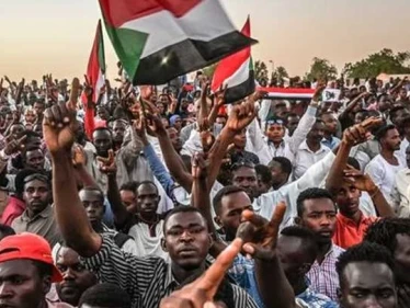 مظاهرات قرب القصر الجمهوري في الخرطوم والأمن يفرقها بالغاز المسيل للدموع