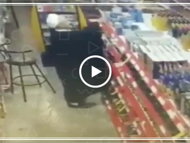 شاهد بالفيديو || شيخ إيراني يسرق بخفة يد علبة "التونا" من سوبرماركت !!!????