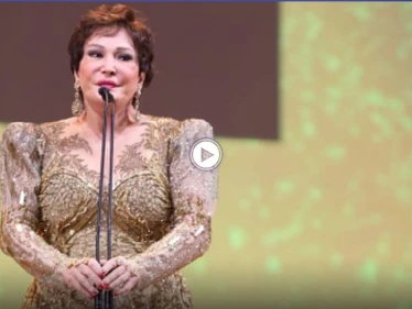 بالفيديو || لبلبة تسقط على المسرح بعد بكائها أمام الحضور في افتتاح مهرجان الجونة وجدال بين المتابعين الشامتين والمدافعين عنها