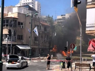 بالفيديو|| اندلاع حرائق وسقوط ضحايا إسرائيليين جراء القصف الصاروخي على تل أبيب