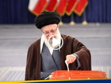 إيران تفتح صناديق الاقتراع بانتخابات مجلسي الشورى وخبراء القيادة.. وخامنئي يدلي بصوته (فيديو)