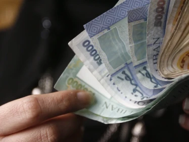 لبنان.. قرار من سلامة يتسبب بانهيار "غير متوقع" في العملة