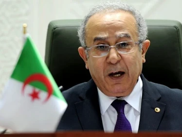 وزير الخارجية الجزائري يكشف السبب الذي قد يمكّن سوريا من حضور القمة العربية
