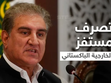 شاهد تصرف مستفز لـ وزير خارجية باكستان يشعل غضباً عارماً بالسعودية خلال لقائه سفير بلادهم (فيديو)