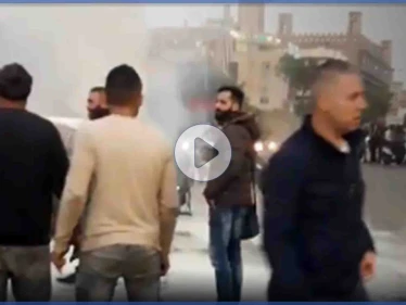 بالفيديو|| سائق أجرة لبناني يقدم على قطع طريق المطار ويحرق نفسه ومركبته