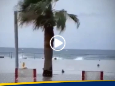 شاهد|| بسبب الرياح "العاتية".. أمواج البحر تجتاح بعض شوارع مدينة جدة السعودية