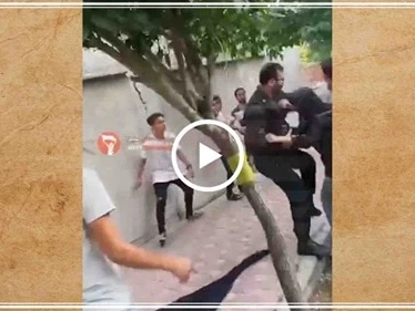 ضاربًا رأسها بالأرض.. شرطي إيراني يعتدي على فتاة لعدم ارتدائها الحجاب (فيديو)