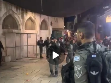 بالفيديو|| إصابة جنديين إسرائيليين خلال عملية طعن بالقدس.. والشرطة الإسرائيلية تقتل منفذها وسط الشارع