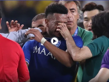 بالفيديو|| حسين عبد الغني يعتدي بالضرب على نجم الهلال ويفقأ عينه ومطالبات بمحاسبته