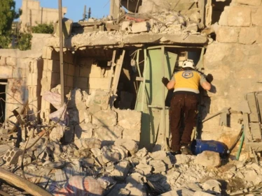 طيران النظام الحربي والمروحي يرتكبان مجزرة بحق المدنيين في ريف إدلب
