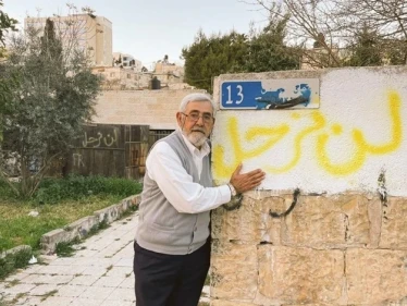 إسرائيل تصعّد.. مستوطنون يقتحمون حي الشيخ جراح ويطلقون مسيرة قرب الأقصى