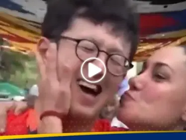 كأس العالم.. مراسل كوري يتلقى قبلة مفاجئة من مشجعة مكسيكية (فيديو) - وكالة ستيب نيوز