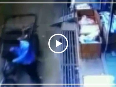 نجاة طفلٍ سقط من الطابق الثاني.. وصفه الأهالي بالـ "معجزة" (فيديو)
