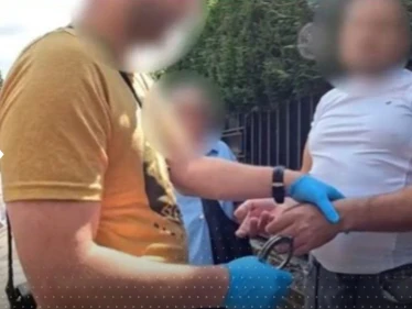 شاهد|| لحظة اعتقال شاب مصري في بريطانيا.. هذه التهمة التي وجهت له