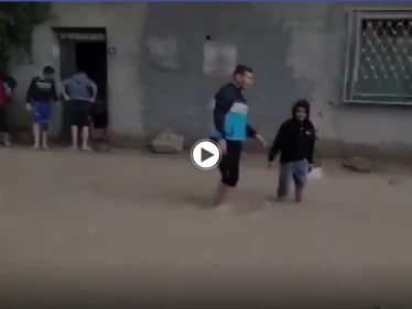 بالفيديو || بعد أمطار غزيرة.. ضحايا بفيضانات في اليمن والجزائر