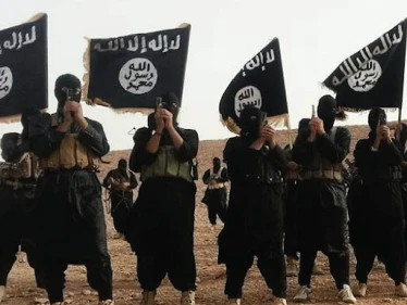 تنظيم داعش يقطع أيدي وأرجل 5 أشخاص ويصلبهم حتى الموت ويداهم حقلاً نفطياً بدير الزور