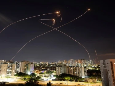بالفيديو|| 100 صاروخ معاً.. ضربة موجعة تتلقاها عسقلان من غزة والإعلام العبري يصفها بـ"ليلة سوداء" بعد سقوط ضحايا