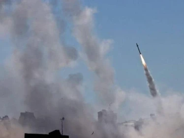 بالفيديو || صواريخ تستهدف مستوطنة إسرائيلية قرب الحدود مع لبنان وإسرائيل ترد