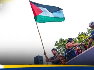 لامين يامال.. وهو يرفع علم فلسطين
