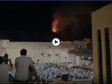 بالفيديو || إسرائيليون يحتفلون باندلاع حريق في المسجد الأقصى .. والشرطة الإسرائيلية تتهم الفلسطينيين بإشعاله
