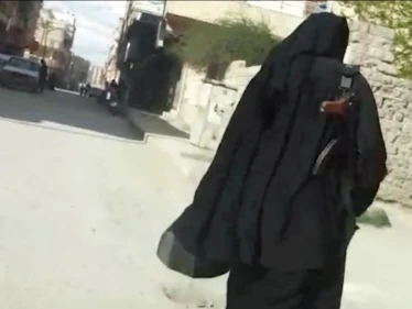 امرأتان ورجل ينفذوا عمليات انتحارية بين عناصر لـ "داعش" و"قسد" في الباغوز