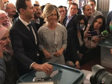 بشار الأسد يدلي بصوته في الانتخابات الرئاسية السورية في مدينة بريف دمشق تحمل رمزيةً خاصةً