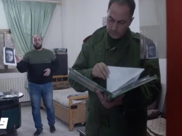 مسلسل مقابلة مع السيد آدم.. يسخر من ضحايا سجون النظام السوري