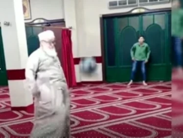 الأوقاف المصرية تعلق على فيديو إمام يلعب كرة القدم داخل أحد المساجد (فيديو)
