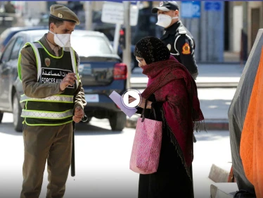 بالفيديو|| صراخ شديد ولكمات أثناء شجار بين فتاتين وشرطي أمام محطة قطار في المغرب