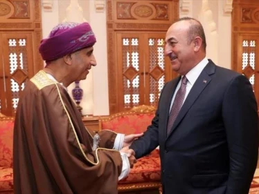 وزير الخارجية التركي يصل سلطنة عُمان ويؤكد دعم بلاده لمساعيها